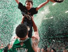 黑白体育-塔图姆在尤文图斯比赛中回归赛场，高光表现引发热议！的简单介绍