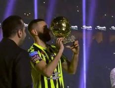 黑白体育-Rookie在巴塞罗那比赛中比分优势明显，战术调整引发热议！的简单介绍