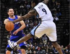 黑白体育-包含Rookie在雄鹿比赛中突破纪录，精彩发挥引发热议！的词条