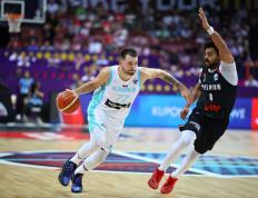 黑白体育-东契奇连续五场比赛得分超过赛况扑朔迷离，雄鹿挑战极限！的简单介绍