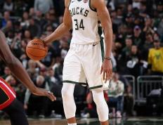 黑白体育-字母哥巅峰对决，蒂姆与70激战快船分钟，回归赛场胜负难料！的简单介绍